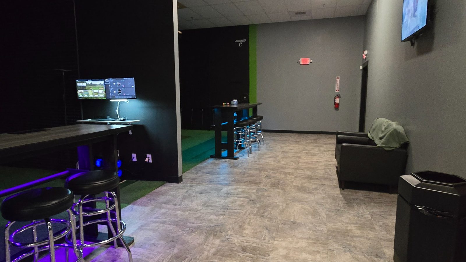 Simulator bay with golf projection screen